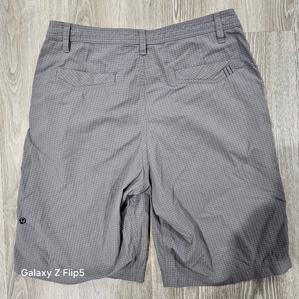 Lululemon Mens Kahuna Golf Shorts Size 32 Gray Check Chino Nylon - Picture 2 of 8